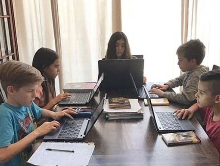 Filhos de Nadya estudam on-line