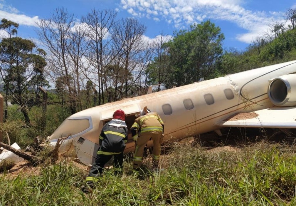 Avio caiu em ribanceira aps sair de pista Foto Redes sociais