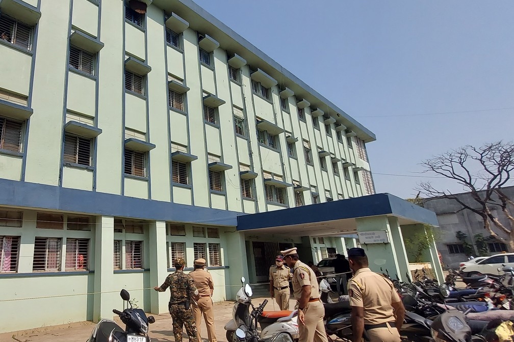 Policiais patrulham o lado externo do hospital em Bhandara na ndia onde um incndio provocou a morte de bebs no dia 9 de janeiro de 2020 Foto AFP