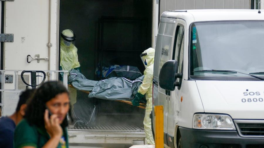 04jan2021- Funcionrios do Hospital Pronto-Socorro Joo Lcio retiram corpo de vtima da covid-19 de continer frigorfico em Manaus - SANDRO PEREIRAESTADO CONTEDO