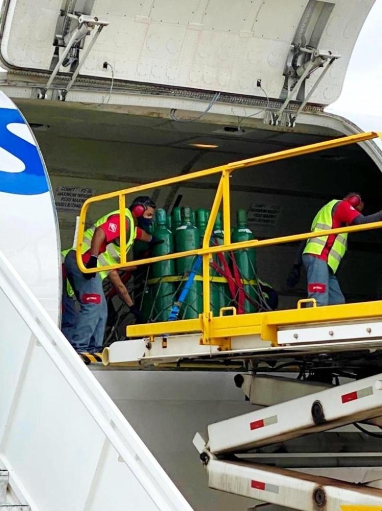 Boeing carregado com 150 cilindros de oxignio com destino a Manaus - Divulgao - Divulgao