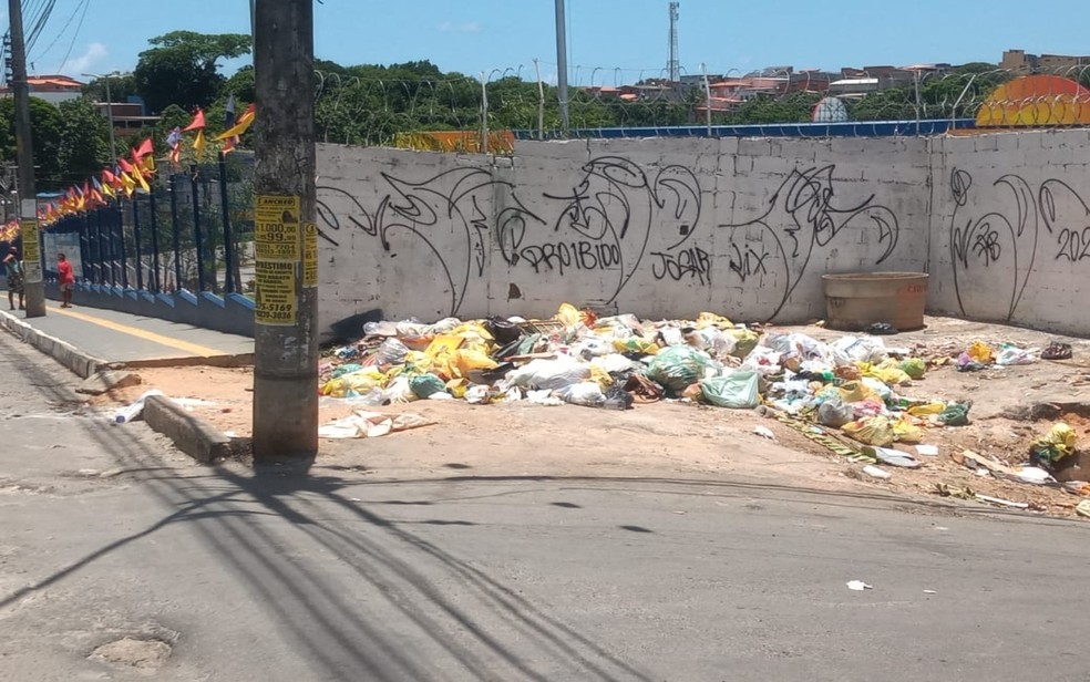 Recm-nascida encontrada ao lado de continer de lixo no bairro de Mussurunga em Salvador Foto Cid Vaz TV Bahia