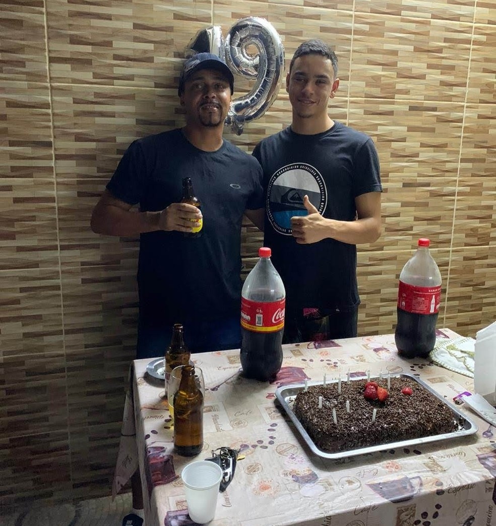 Richard e Ramos seu pai de criao em aniversrio de 19 anos do jovem Foto Arquivo pessoal