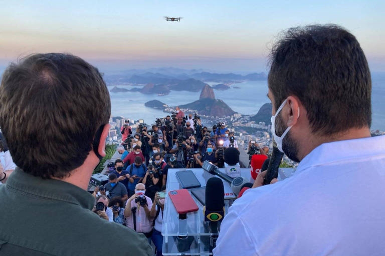 Aps atraso da Sade RJ busca vacina em SP e faz evento simblico e lotado no Cristo Redentor - 18012021 - Equilbrio e Sade - Folha