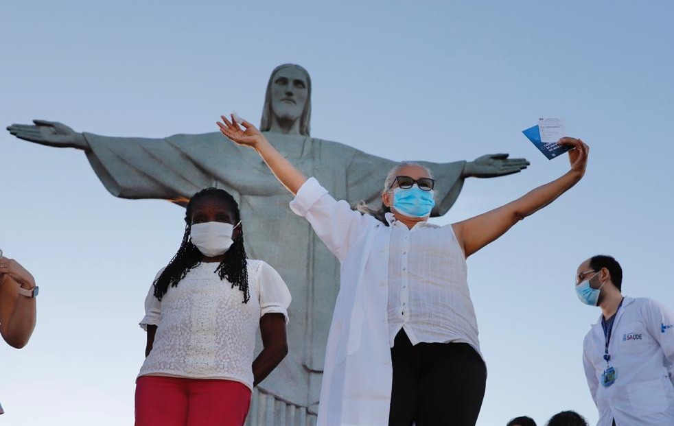 Em dia turbulento idosa e tcnica em enfermagem so vacinadas no Rio VEJA