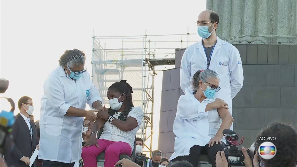 Duas primeiras moradoras do RJ vacinadas aos ps do Cristo Redentor Foto ReproduoTV Globo