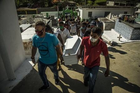 Ketelen Vitria Oliveira da Rocha foi enterrada em Japeri